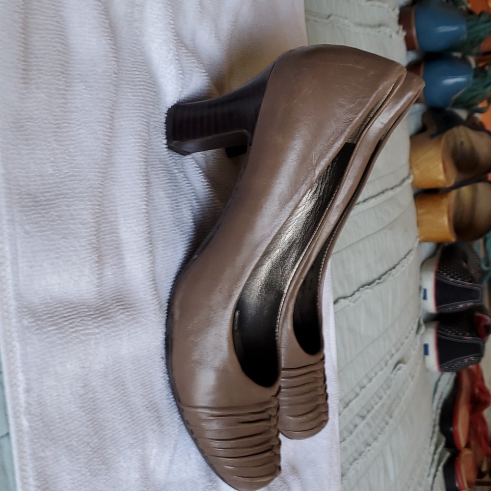 Brown heels - Picture 3 of 4
